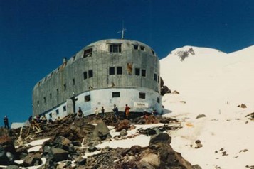 The old Priut-11 hut on Mount Elbrus.jpg