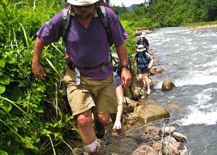 Borneo_Trekking langs kanten af floden i regnskov.jpg