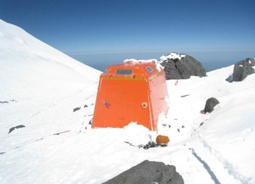 Emergency shelter Elbrus.JPG