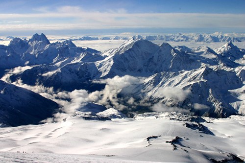 First view of the Caucasus coming over from the north side of Elbrus.jpg